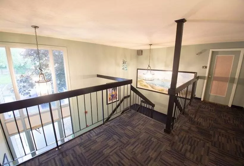 בית מלון כפרי The Tidewater Inn Cape Cod