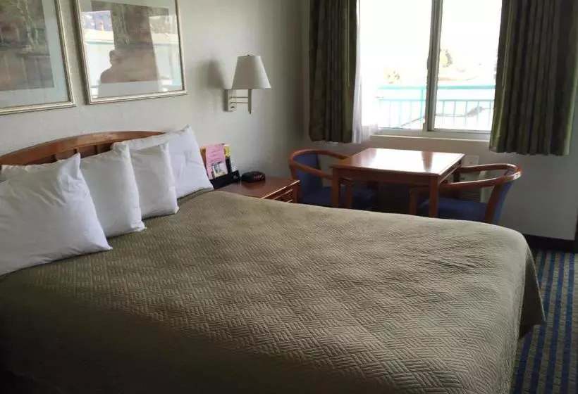 בית מלון כפרי Travelodge By Wyndham Hollywoodvermont/sunset