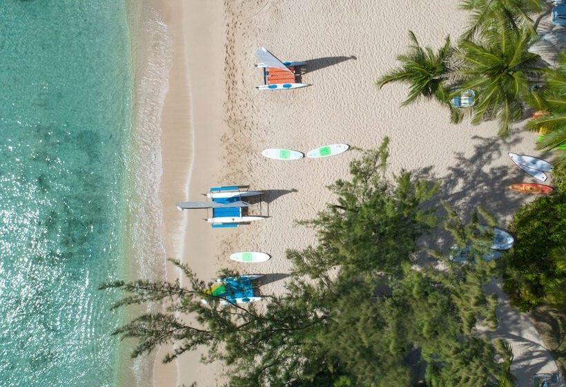 هتل Coral Reef Club