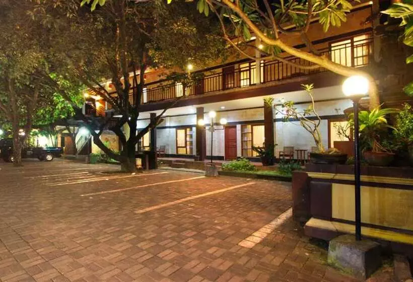 هتل Yulia Beach Inn Kuta