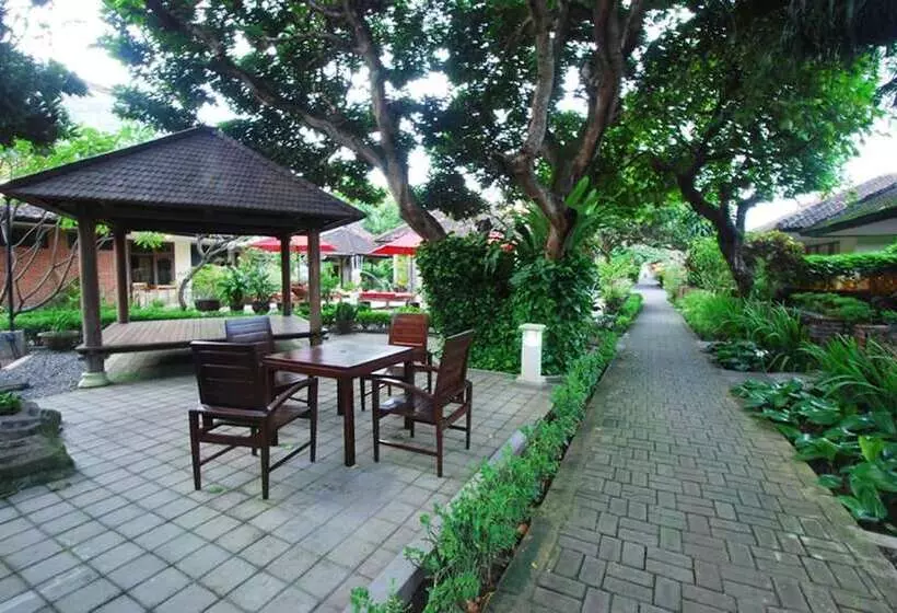 هتل Yulia Beach Inn Kuta