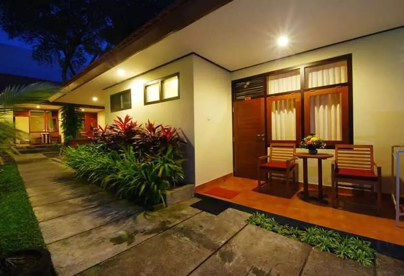 هتل Yulia Beach Inn Kuta