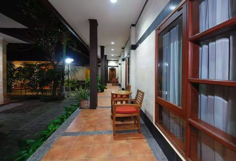 هتل Yulia Beach Inn Kuta