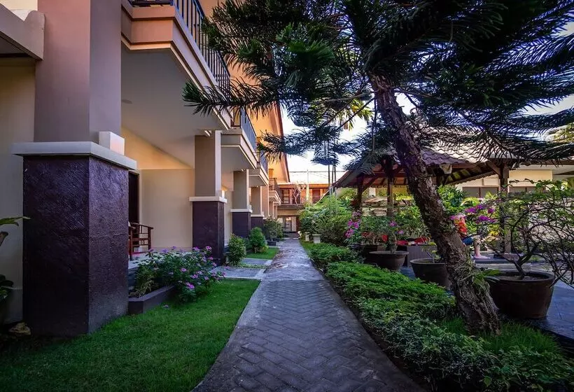 هتل Yulia Beach Inn Kuta