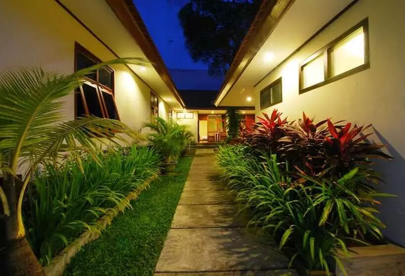 هتل Yulia Beach Inn Kuta