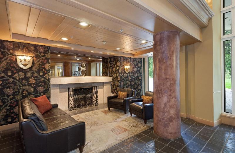 استراحتگاه Le Chamois By Whistler Premier