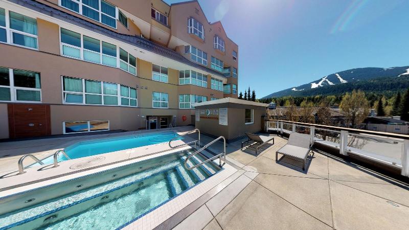 استراحتگاه Le Chamois By Whistler Premier