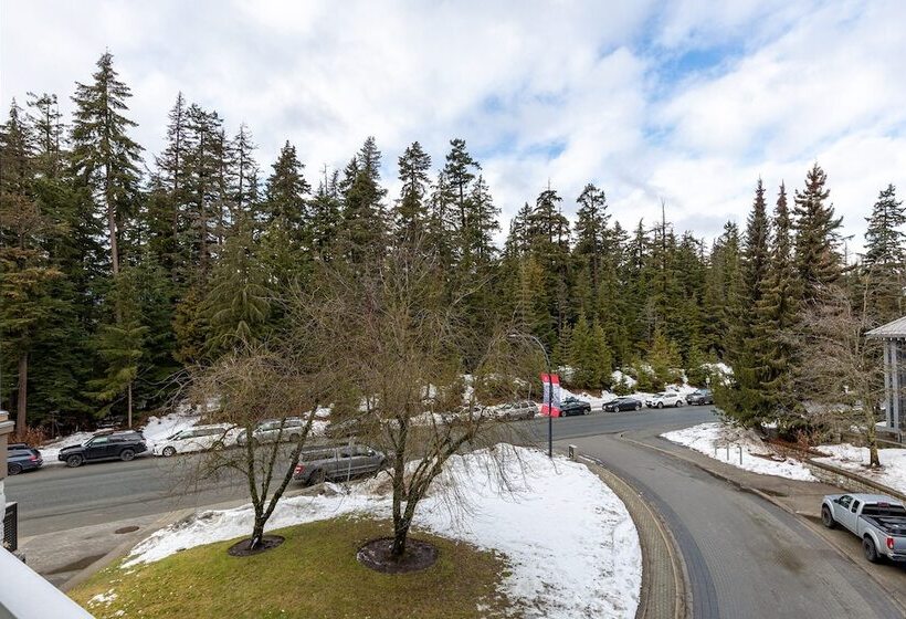 استراحتگاه Le Chamois By Whistler Premier