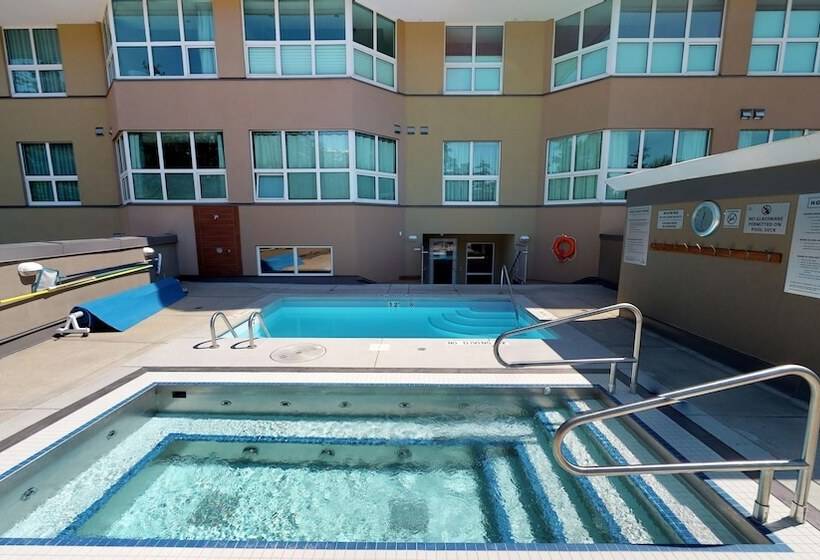 استراحتگاه Le Chamois By Whistler Premier