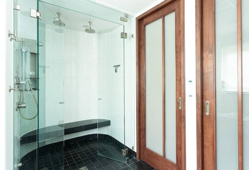 استراحتگاه Le Chamois By Whistler Premier