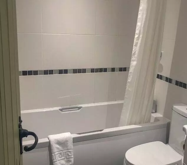 Отель The Hoops Inn & Country