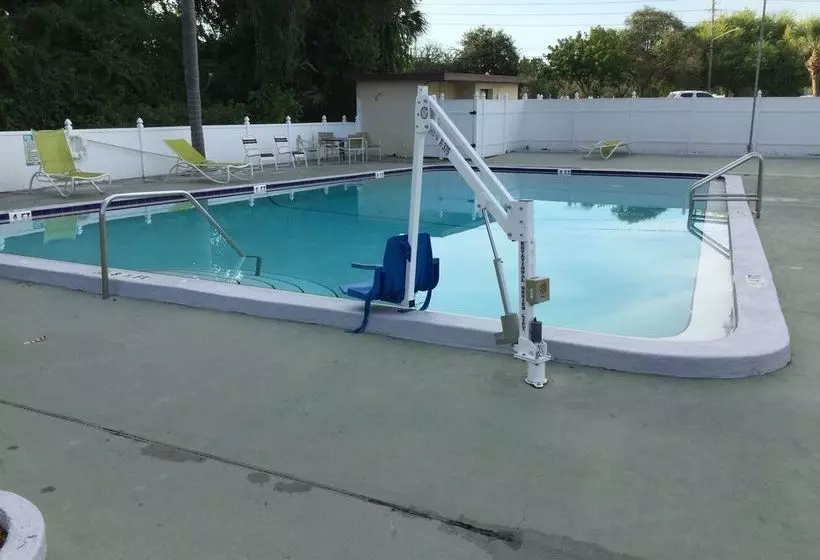 ホテル Super 8 By Wyndham Clearwater/us Hwy 19 N