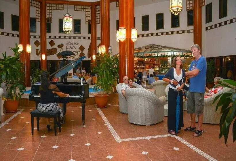 استراحتگاه Roc Arenas Doradas