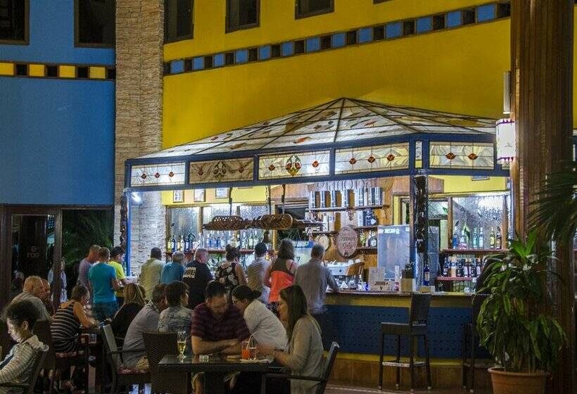 استراحتگاه Roc Arenas Doradas