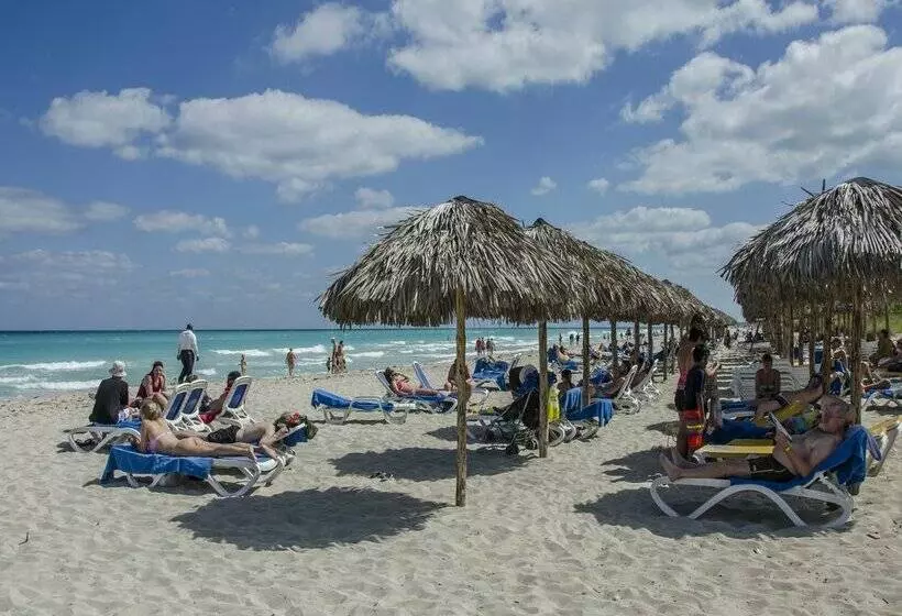 استراحتگاه Roc Arenas Doradas