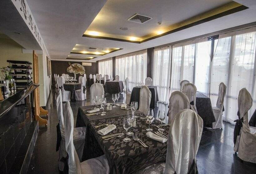 استراحتگاه Roc Arenas Doradas