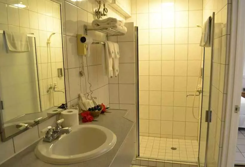 West Plaza Hotel By The Sea