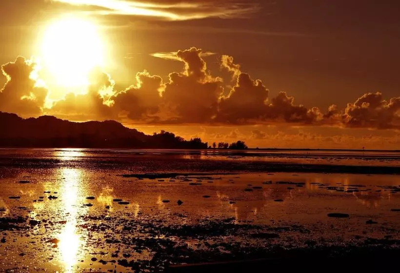 West Plaza Hotel By The Sea