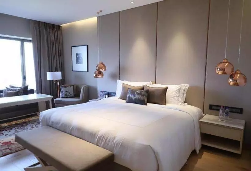 هتل Taj Lands End