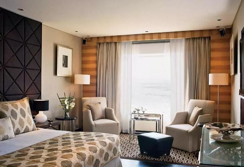 هتل Taj Lands End