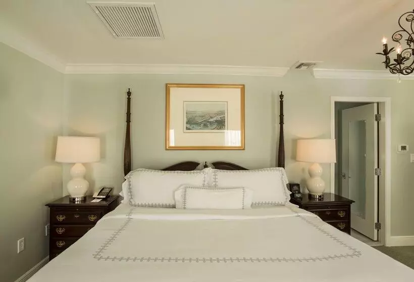 Отель Bienville House