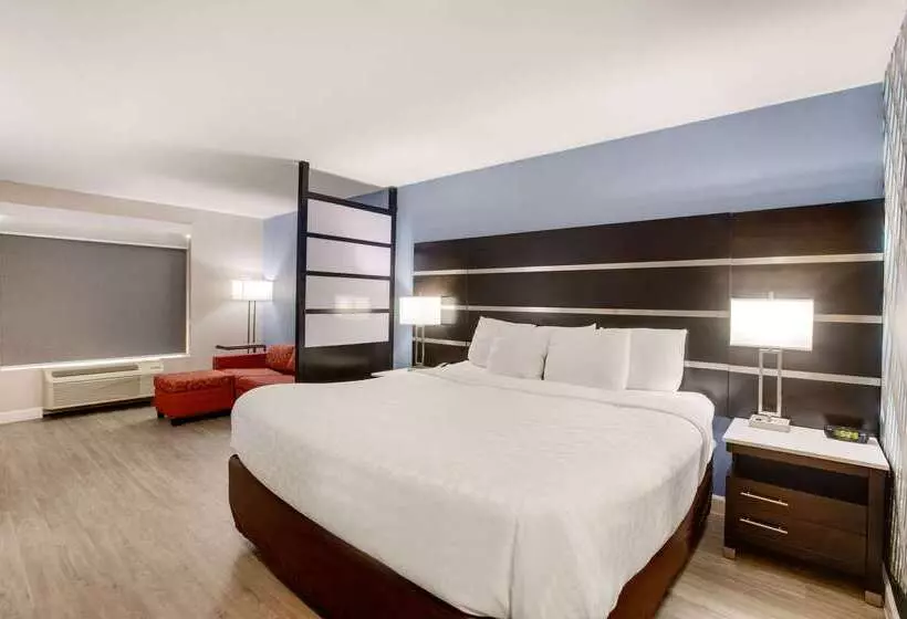 Отель Clarion Pointe Atlanta Airport College Park