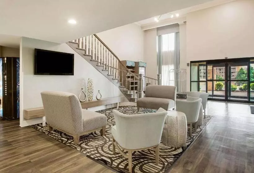 Отель Clarion Pointe Atlanta Airport College Park