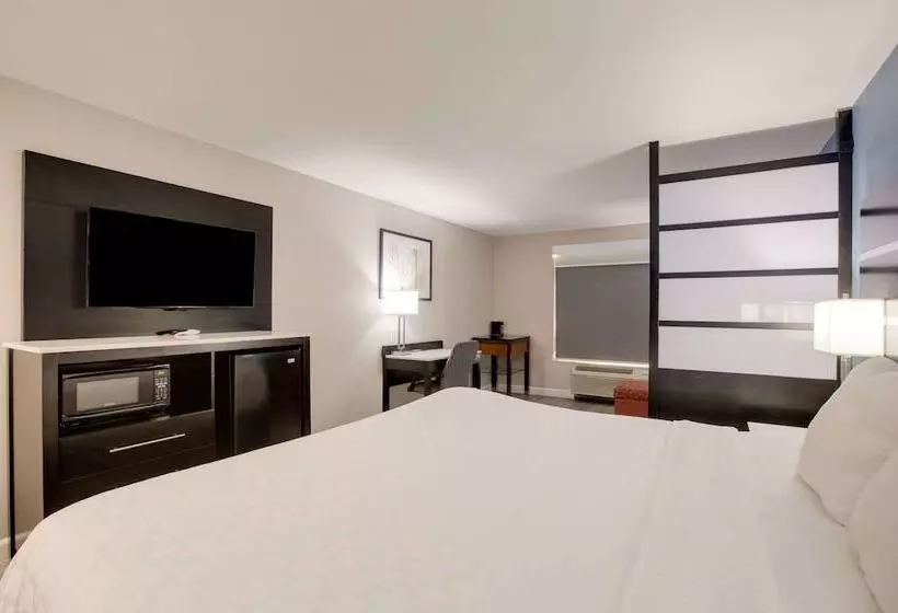 Отель Clarion Pointe Atlanta Airport College Park