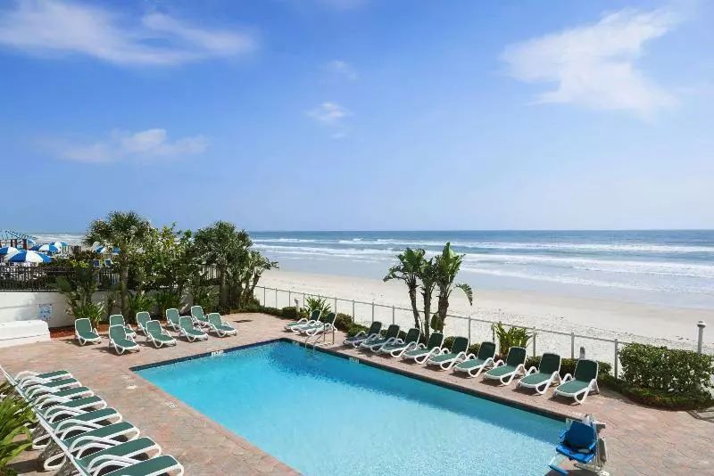 בית מלון כפרי Days Inn By Wyndham Daytona Oceanfront