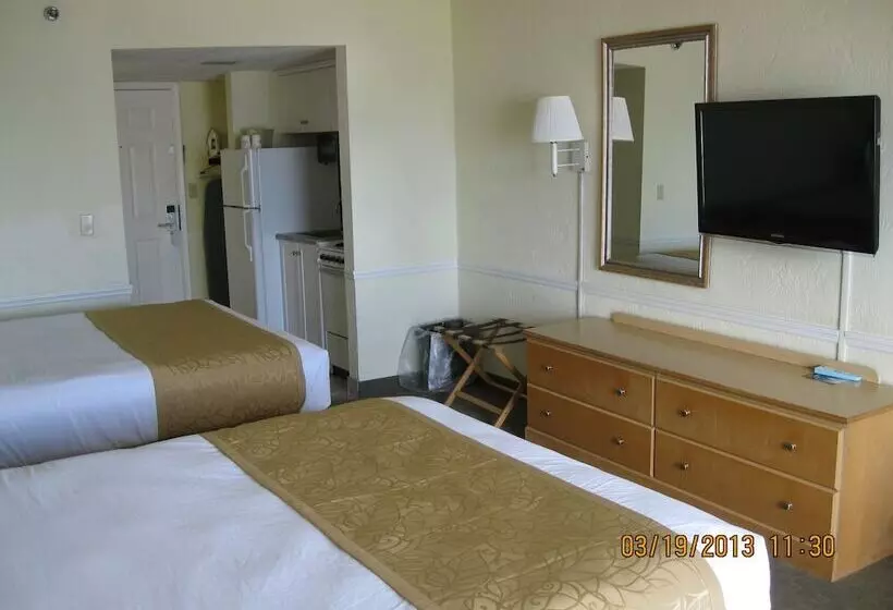 בית מלון כפרי Days Inn By Wyndham Daytona Oceanfront