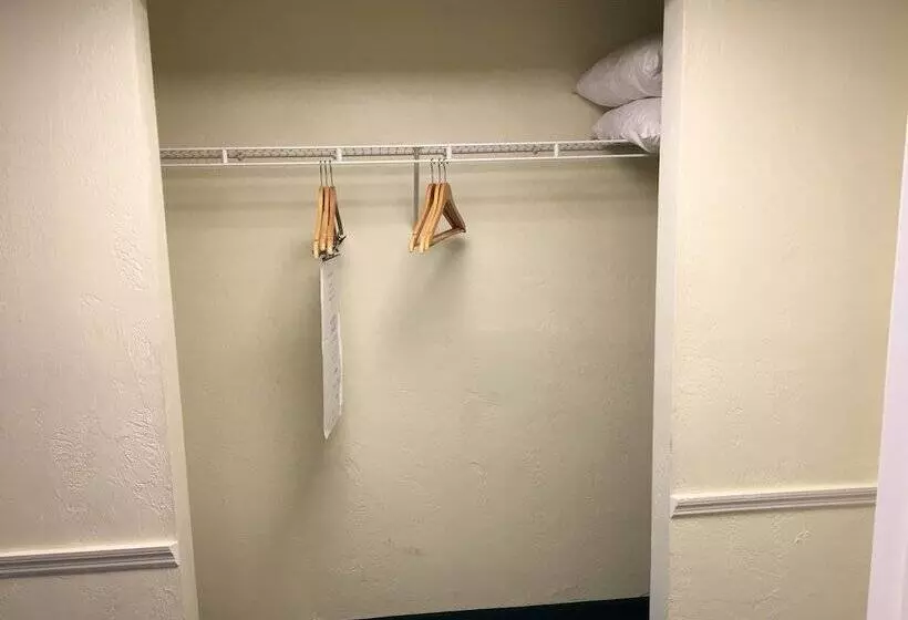 בית מלון כפרי Days Inn By Wyndham Daytona Oceanfront