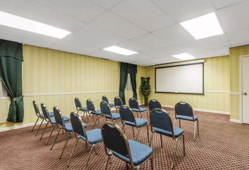 בית מלון כפרי Days Inn By Wyndham Troy