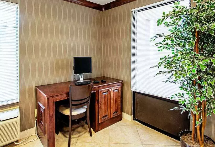 هتل Super 8 By Wyndham Jackson Ms