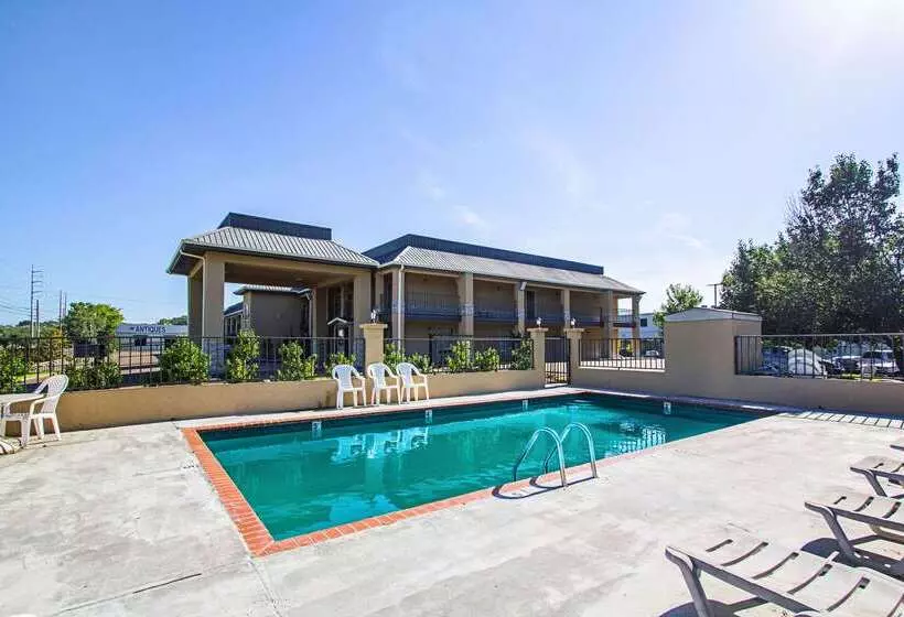 هتل Super 8 By Wyndham Jackson Ms