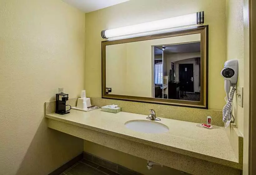 هتل Super 8 By Wyndham Jackson Ms