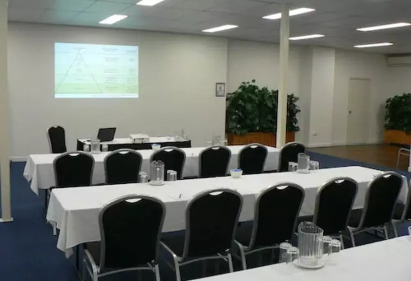 Quality Hotel Robertson Gardens