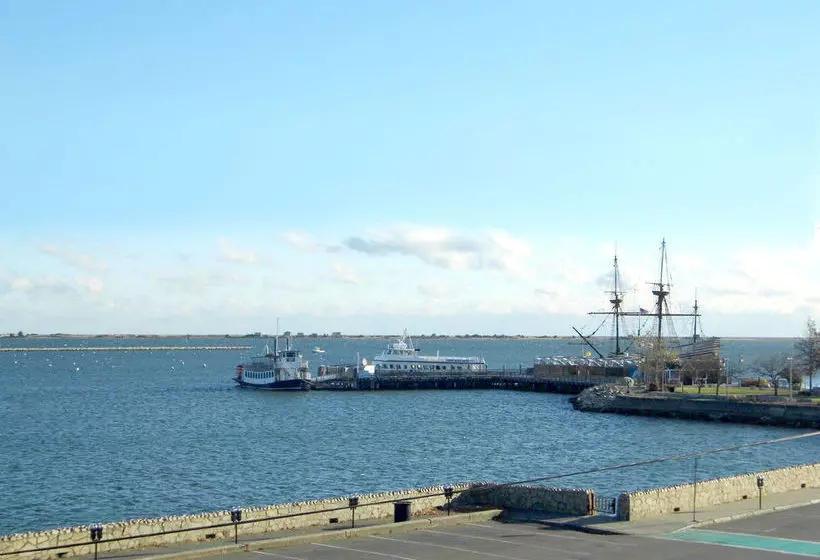 酒店 Bradford Inn & Suites