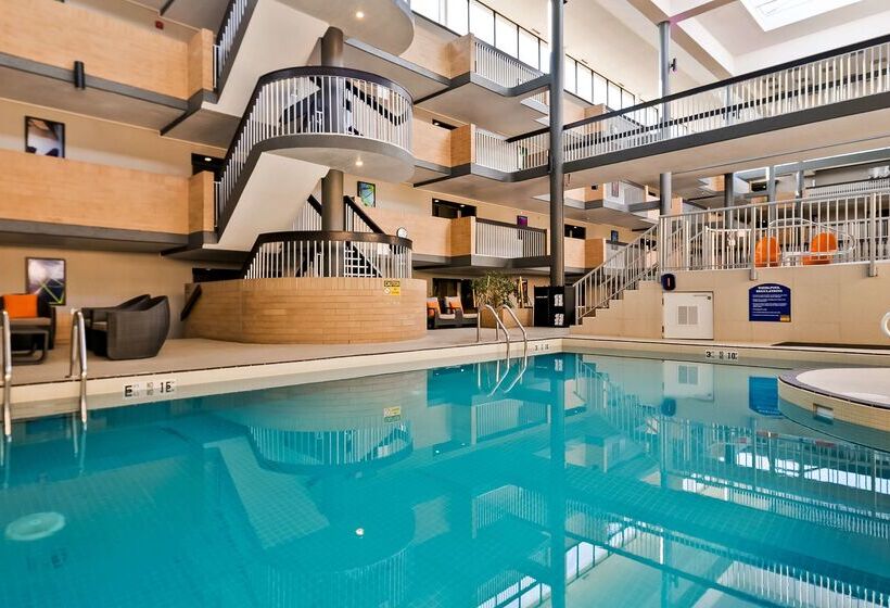 هتل Best Western Plus Village Park Inn