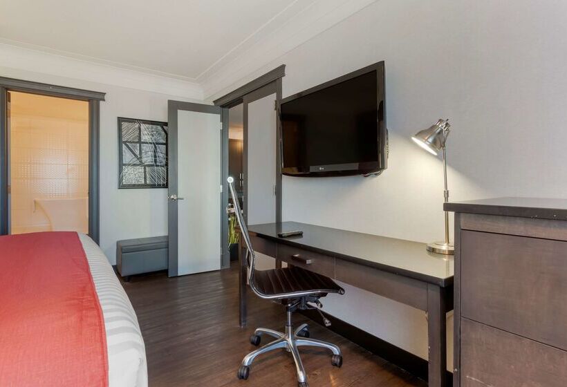 هتل Best Western Plus Village Park Inn