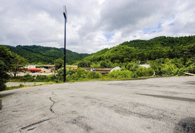 OYO Hotel Chapmanville Inn, WV - Hwy 119
