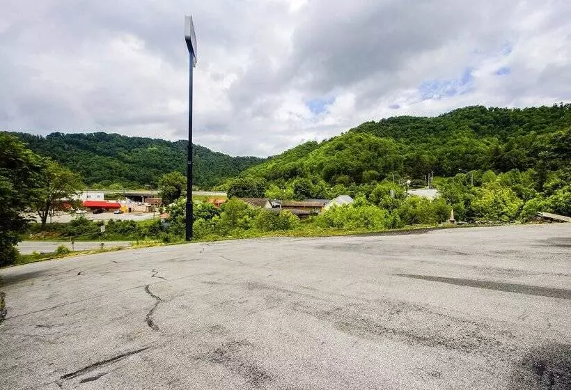 OYO Hotel Chapmanville Inn, WV - Hwy 119