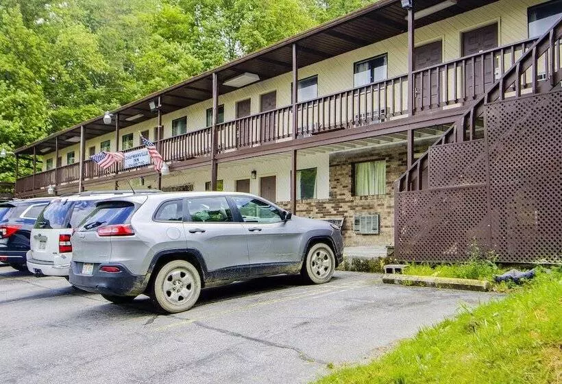 OYO Hotel Chapmanville Inn, WV - Hwy 119