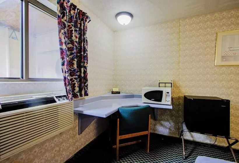 OYO Hotel Chapmanville Inn, WV - Hwy 119