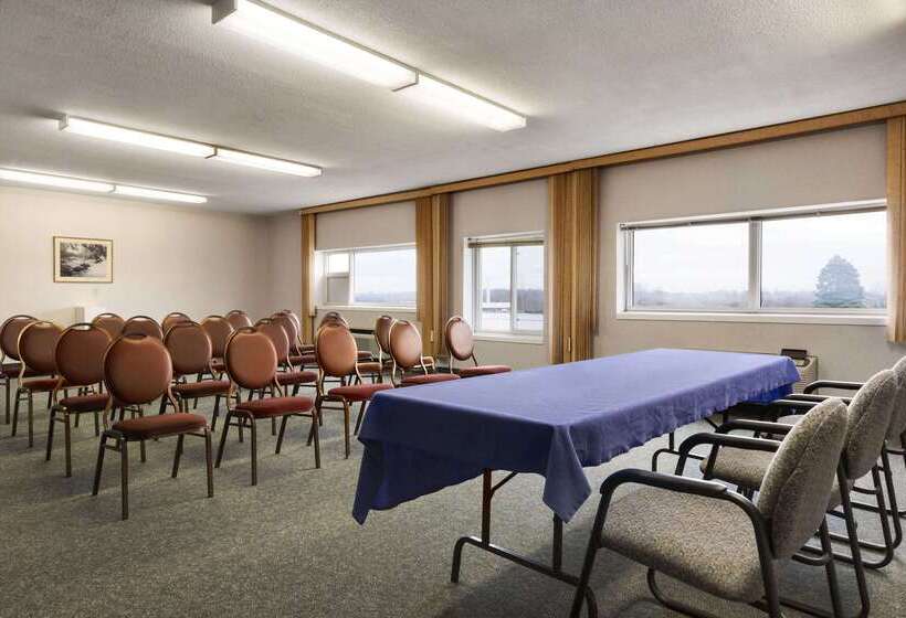 هتل Days Inn By Wyndham Brockville