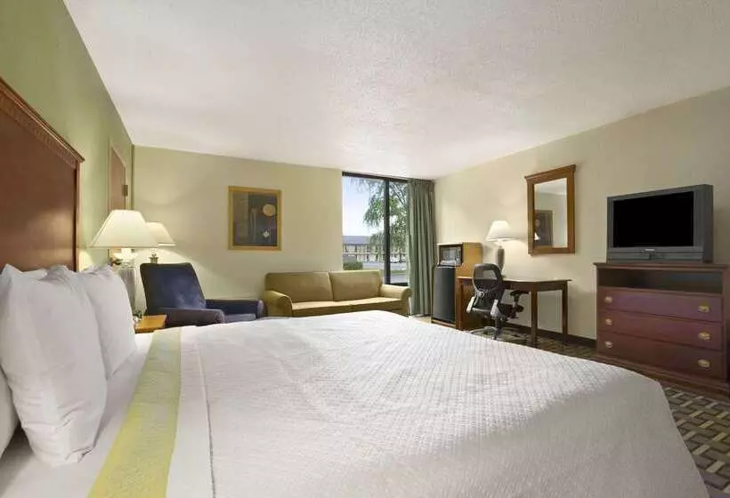 هتل Days Inn By Wyndham Fayettevillesouth/i95 Exit 49