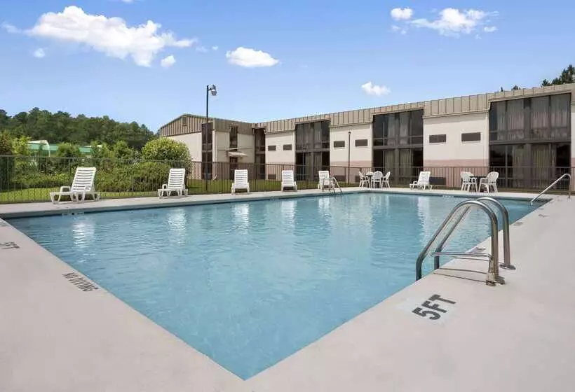 هتل Days Inn By Wyndham Fayettevillesouth/i95 Exit 49