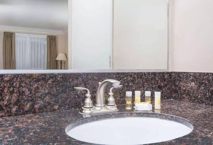 酒店 Days Inn By Wyndham Near City Of Hope