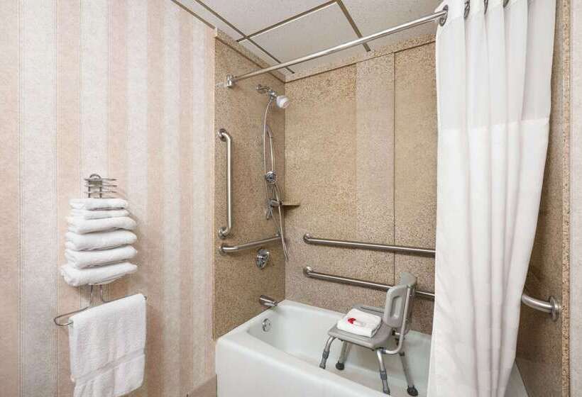 فندق Ramada By Wyndham Bismarck