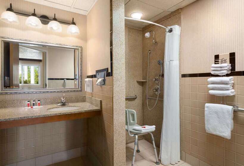 فندق Ramada By Wyndham Bismarck