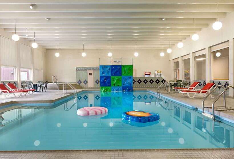 فندق Ramada By Wyndham Bismarck